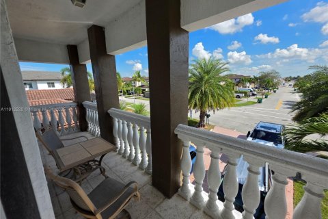 Casa en venta en Miami, Florida, 5 dormitorios, 251.95 m2 № 1969165 - foto 22