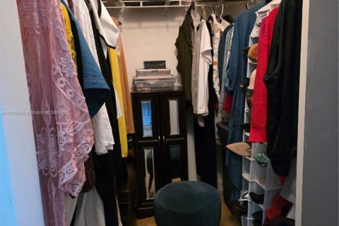 Casa en venta en Miami, Florida, 5 dormitorios, 251.95 m2 № 1969165 - foto 14