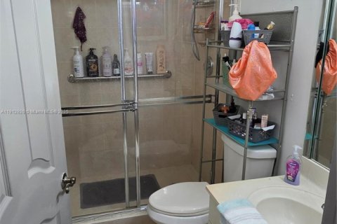 Casa en venta en Miami, Florida, 5 dormitorios, 251.95 m2 № 1969165 - foto 21