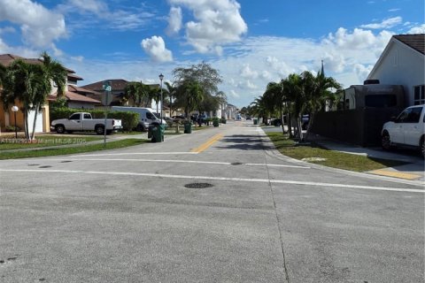 Casa en venta en Miami, Florida, 5 dormitorios, 251.95 m2 № 1969165 - foto 28