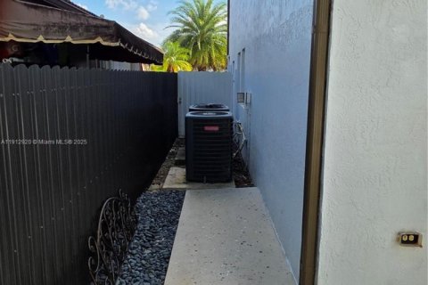 Casa en venta en Miami, Florida, 5 dormitorios, 251.95 m2 № 1969165 - foto 24