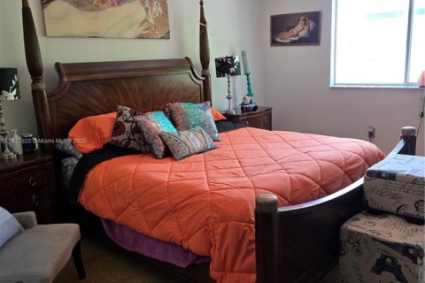 Casa en venta en Miami, Florida, 5 dormitorios, 251.95 m2 № 1969165 - foto 12