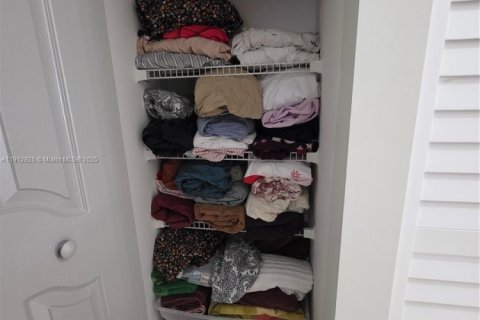 Casa en venta en Miami, Florida, 5 dormitorios, 251.95 m2 № 1969165 - foto 10