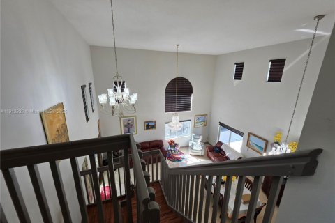 Casa en venta en Miami, Florida, 5 dormitorios, 251.95 m2 № 1969165 - foto 5