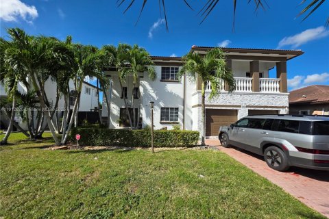 Casa en venta en Miami, Florida, 5 dormitorios, 251.95 m2 № 1969165 - foto 1