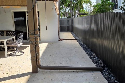 Casa en venta en Miami, Florida, 5 dormitorios, 251.95 m2 № 1969165 - foto 27