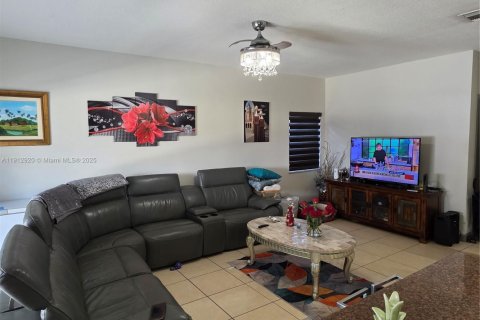 Casa en venta en Miami, Florida, 5 dormitorios, 251.95 m2 № 1969165 - foto 8
