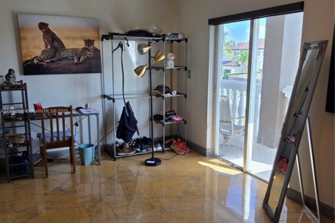 Casa en venta en Miami, Florida, 5 dormitorios, 251.95 m2 № 1969165 - foto 17