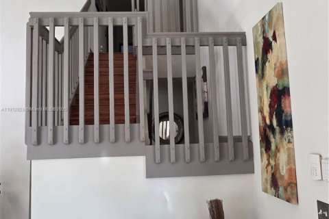 Casa en venta en Miami, Florida, 5 dormitorios, 251.95 m2 № 1969165 - foto 4