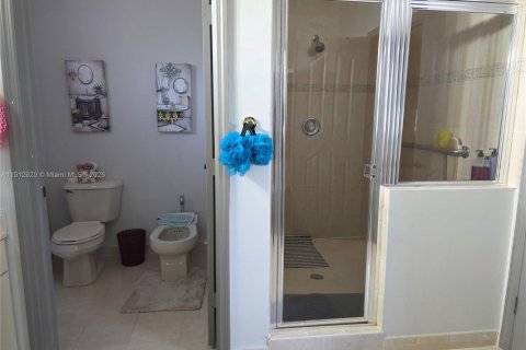 Casa en venta en Miami, Florida, 5 dormitorios, 251.95 m2 № 1969165 - foto 15