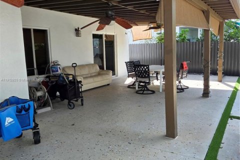 Casa en venta en Miami, Florida, 5 dormitorios, 251.95 m2 № 1969165 - foto 25