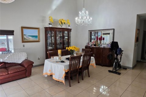 Casa en venta en Miami, Florida, 5 dormitorios, 251.95 m2 № 1969165 - foto 3