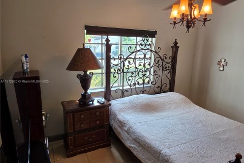 Casa en venta en Miami, Florida, 5 dormitorios, 251.95 m2 № 1969165 - foto 20