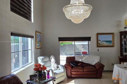 Casa en venta en Miami, Florida, 5 dormitorios, 251.95 m2 № 1969165 - foto 2