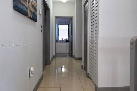 Casa en venta en Miami, Florida, 5 dormitorios, 251.95 m2 № 1969165 - foto 11