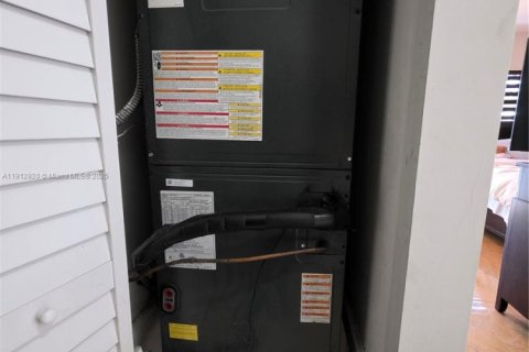 Casa en venta en Miami, Florida, 5 dormitorios, 251.95 m2 № 1969165 - foto 9