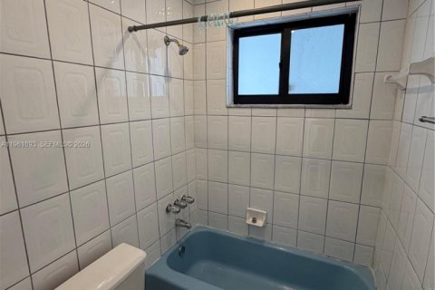 Villa ou maison à louer à North Miami Beach, Floride: 1 chambre, 81.75 m2 № 2024671 - photo 10