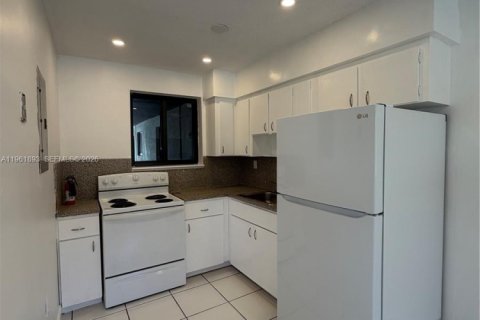 Villa ou maison à louer à North Miami Beach, Floride: 1 chambre, 81.75 m2 № 2024671 - photo 2