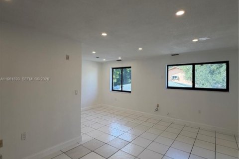 Villa ou maison à louer à North Miami Beach, Floride: 1 chambre, 81.75 m2 № 2024671 - photo 4