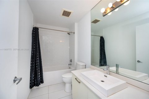Condo in Miami, Florida, 1 bedroom  № 2031734 - photo 16