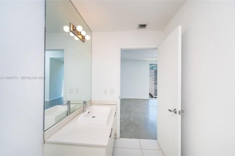 Condo in Miami, Florida, 1 bedroom  № 2031734 - photo 17