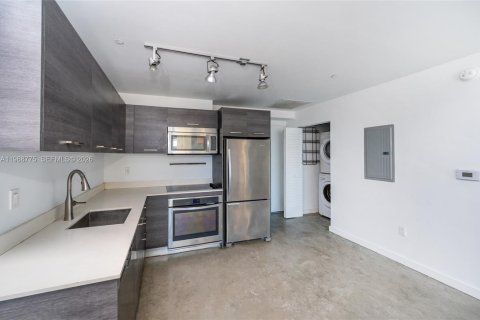 Condo in Miami, Florida, 1 bedroom  № 2031734 - photo 3