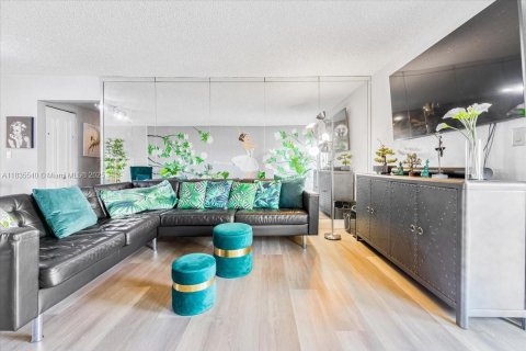 Condo in Hialeah, Florida, 3 bedrooms  № 1818517 - photo 9