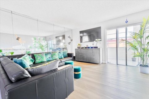 Condo in Hialeah, Florida, 3 bedrooms  № 1818517 - photo 5
