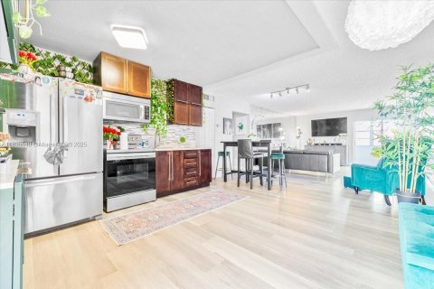 Condo in Hialeah, Florida, 3 bedrooms  № 1818517 - photo 1