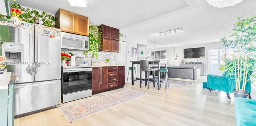 Condo in Hialeah, Florida, 3 bedrooms  № 1818517