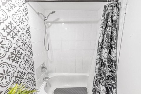 Condo in Hialeah, Florida, 3 bedrooms  № 1818517 - photo 20