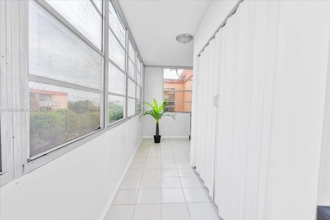 Condo in Hialeah, Florida, 3 bedrooms  № 1818517 - photo 13
