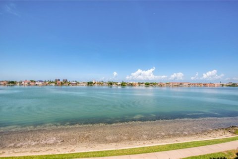Condominio en venta en Saint Petersburg, Florida, 2 dormitorios, 106.37 m2 № 2157140 - foto 3