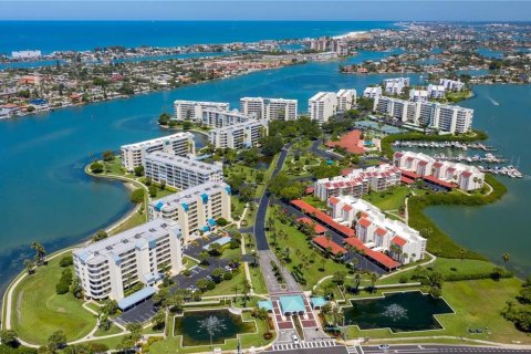 Condo in Saint Petersburg, Florida, 2 bedrooms  № 2157140