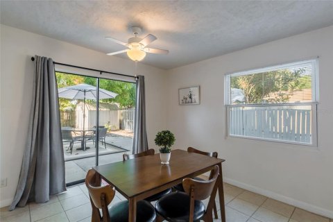 House in Sarasota, Florida 3 bedrooms, 140.47 sq.m. № 2156138 - photo 15