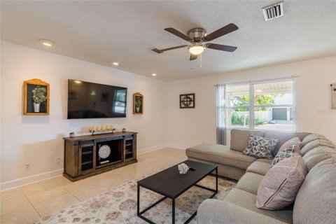 House in Sarasota, Florida 3 bedrooms, 140.47 sq.m. № 2156138 - photo 6
