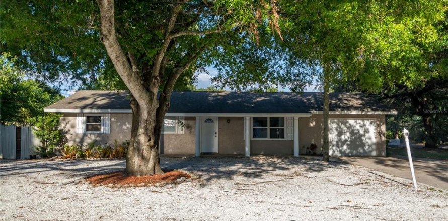 House in Sarasota, Florida 3 bedrooms, 140.47 sq.m. № 2156138