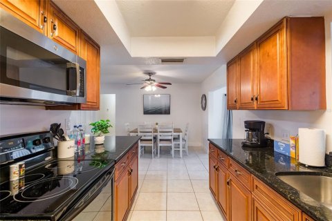 House in Sarasota, Florida 3 bedrooms, 140.47 sq.m. № 2156138 - photo 10