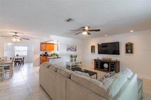 House in Sarasota, Florida 3 bedrooms, 140.47 sq.m. № 2156138 - photo 5