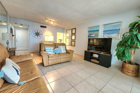 Copropriété à louer à Hollywood, Floride: 1 chambre, 72.46 m2 № 2037264 - photo 10