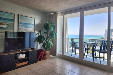 Copropriété à louer à Hollywood, Floride: 1 chambre, 72.46 m2 № 2037264 - photo 4
