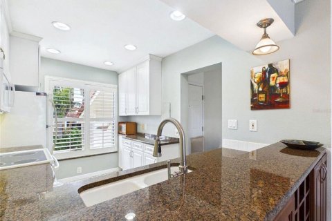 Condo in Saint Petersburg, Florida, 2 bedrooms № 2204070 - photo 3
