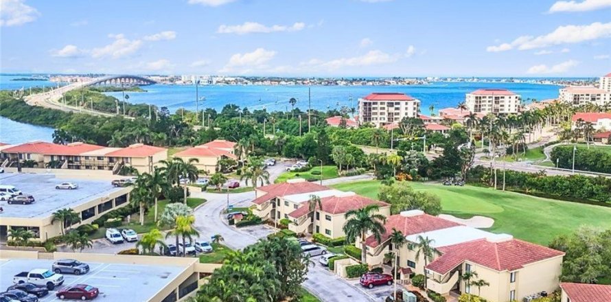 Condo in Saint Petersburg, Florida, 2 bedrooms № 2204070