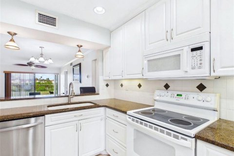 Condo in Saint Petersburg, Florida, 2 bedrooms № 2204070 - photo 2