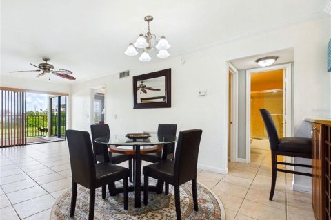 Condo in Saint Petersburg, Florida, 2 bedrooms № 2204070 - photo 5