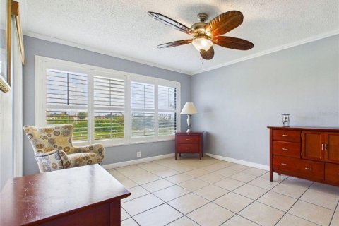 Condo in Saint Petersburg, Florida, 2 bedrooms № 2204070 - photo 9