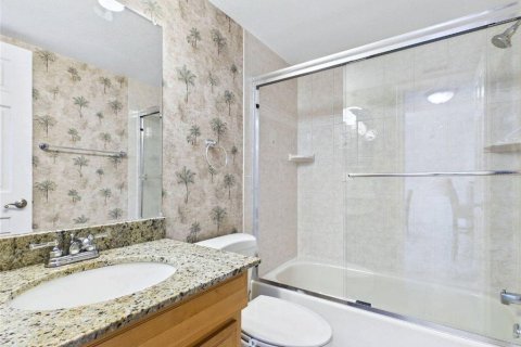 Condo in Saint Petersburg, Florida, 2 bedrooms № 2204070 - photo 15