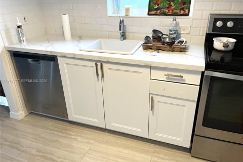 House in Miami Beach, Florida 2 bedrooms, 144.46 sq.m. № 2154461 - photo 11