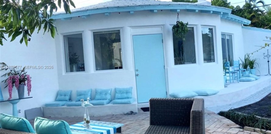 House in Miami Beach, Florida 2 bedrooms, 144.46 sq.m. № 2154461