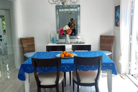 House in Miami Beach, Florida 2 bedrooms, 144.46 sq.m. № 2154461 - photo 5
